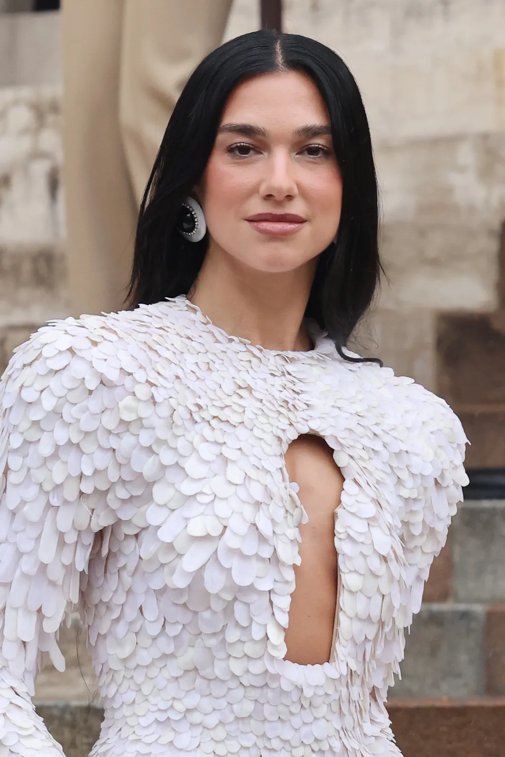 Dua Lipa với tóc đen mượt bóng