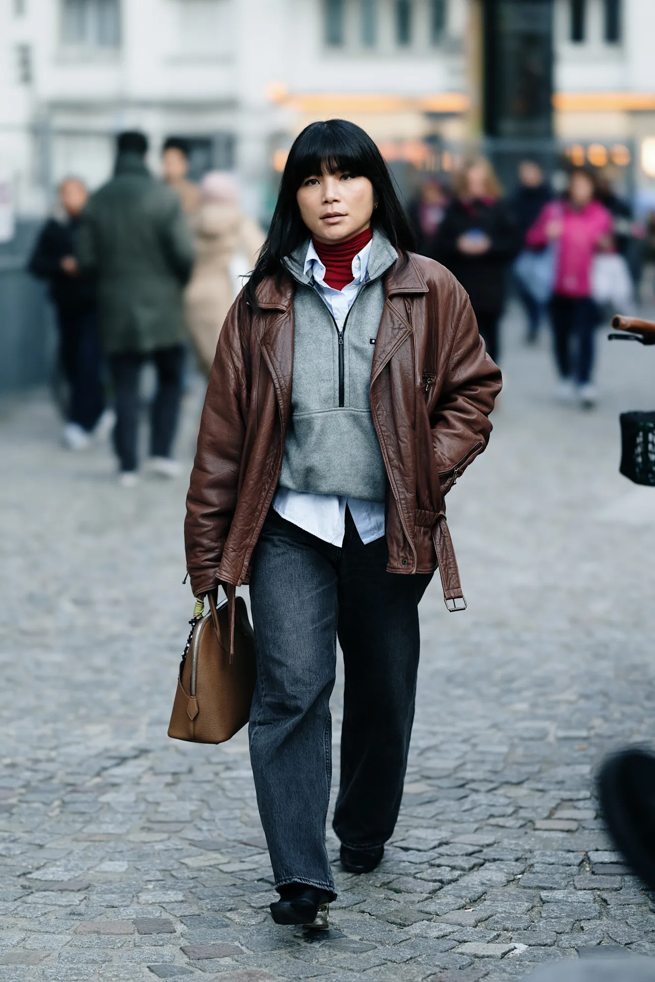 Cổ áo nhiều lớp và phong cách preppy trên phố