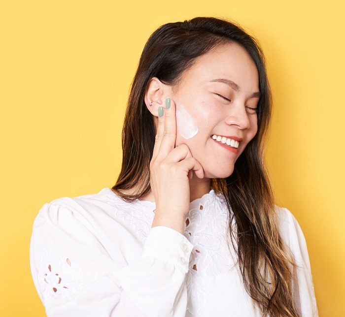Bôi kem chống nắng là bước không thể thiếu