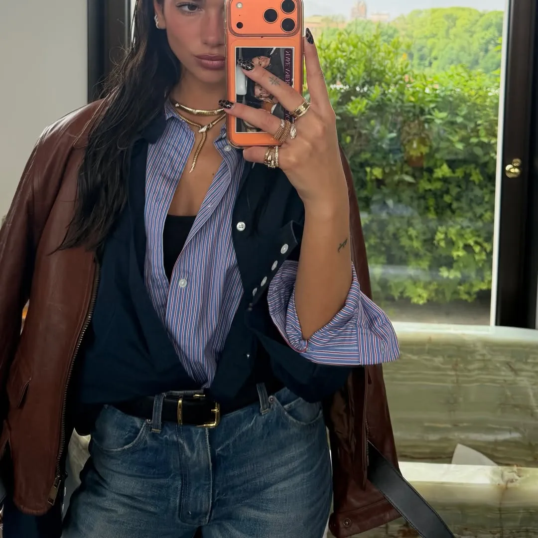 Dua Lipa layering sơ mi mỏng và áo khoác nhẹ