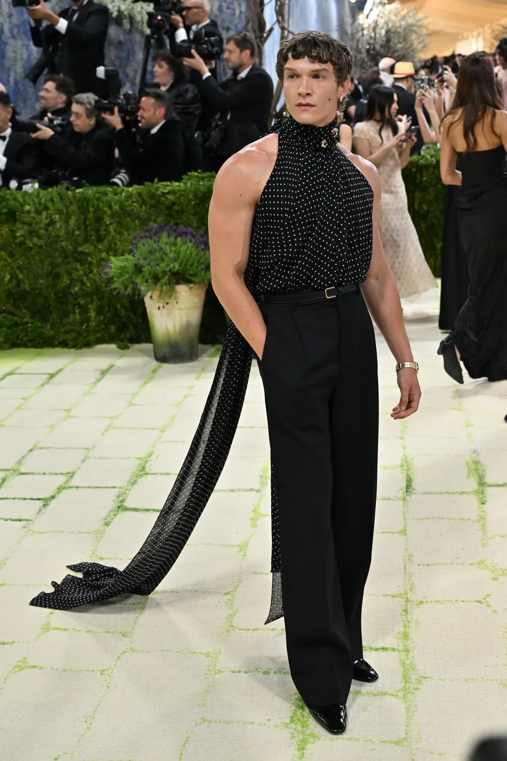 Connor Storrie phá cách với bộ suit cắt cúp độc đáo