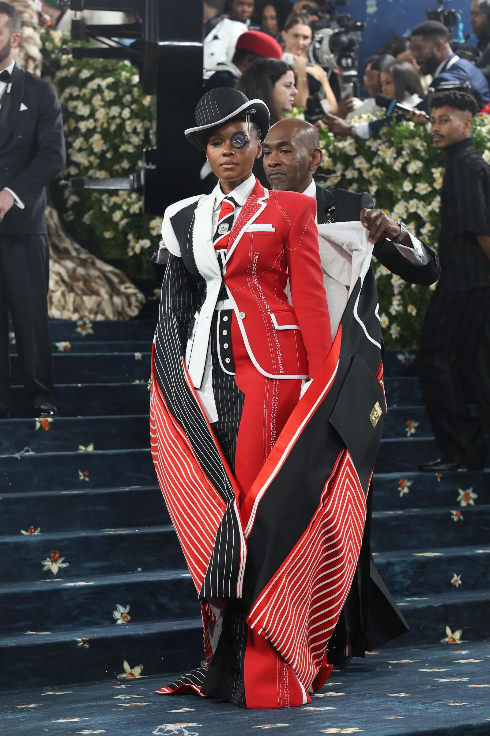 Janelle Monáe trong bộ tuxedo lấy cảm hứng từ Thom Browne tại Met Gala 2025