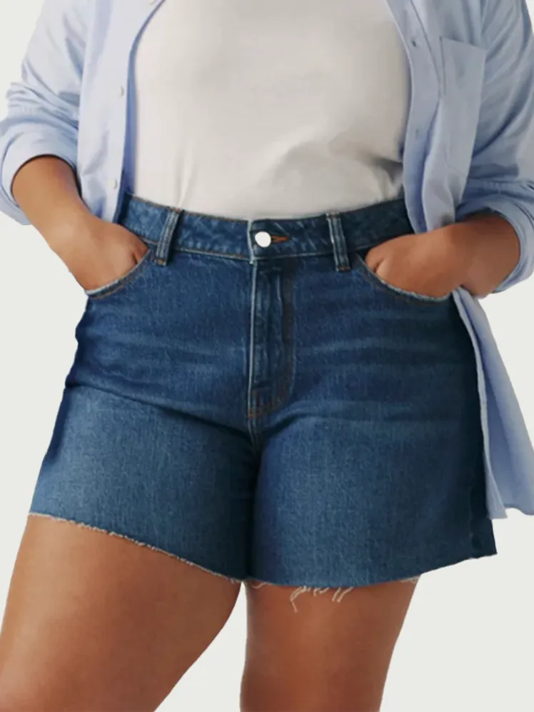 Short denim dài qua gối tạo cảm giác thoải mái hơn trong mùa nóng