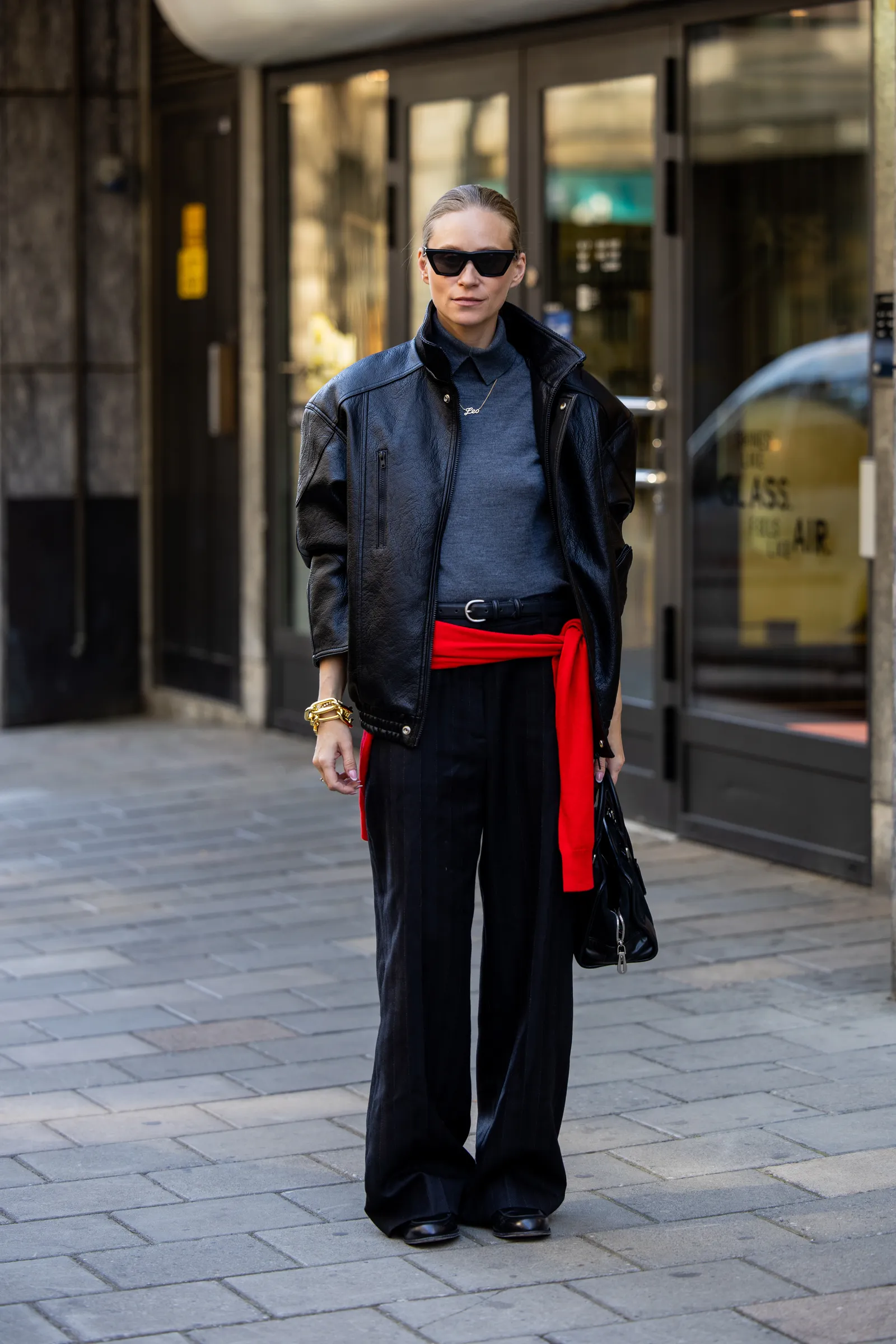 Áo khoác da bomber oversize phối jeans rộng mùa thu 2026
