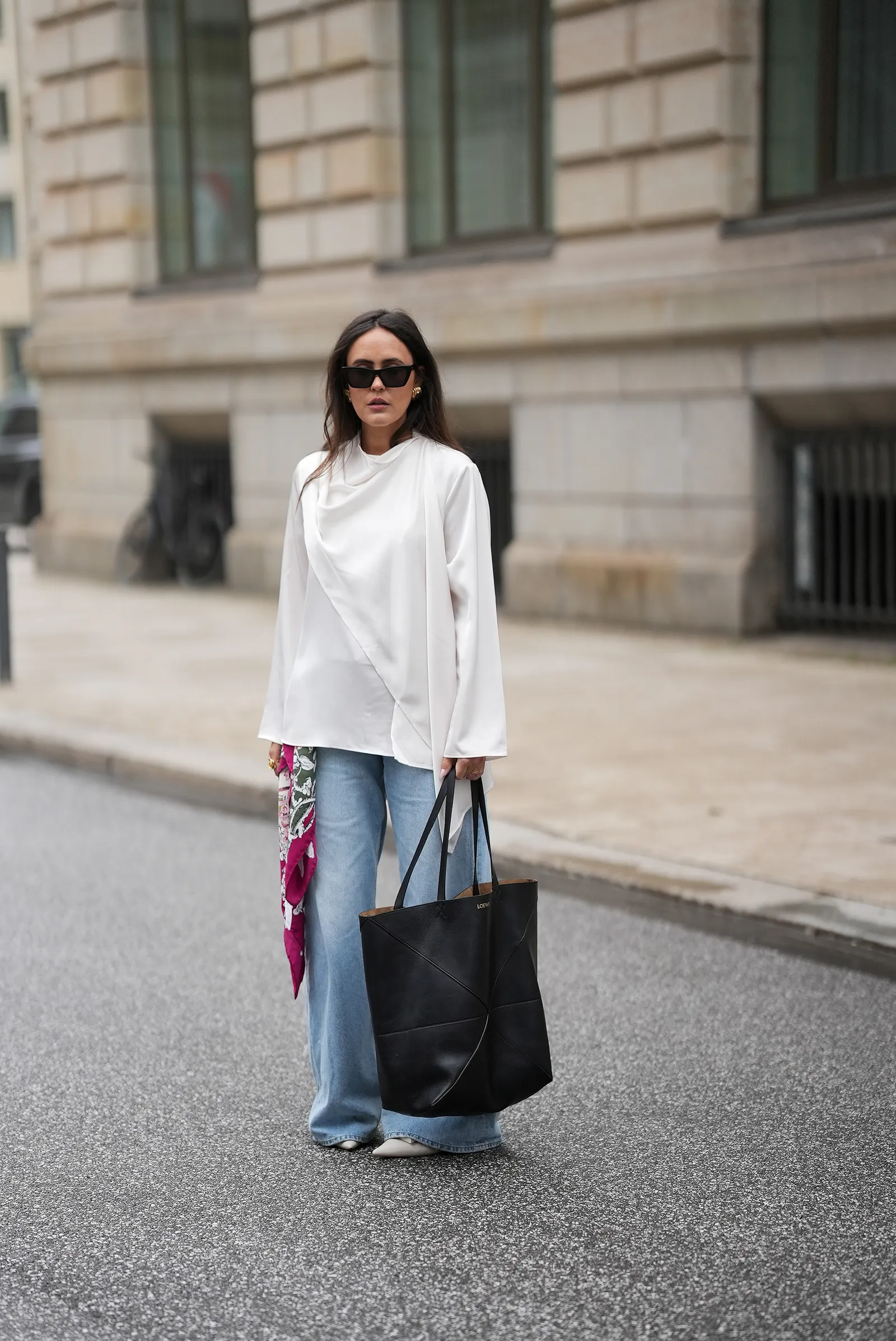 Áo blouse trắng dạng draped kết hợp jeans palazzo ống loe