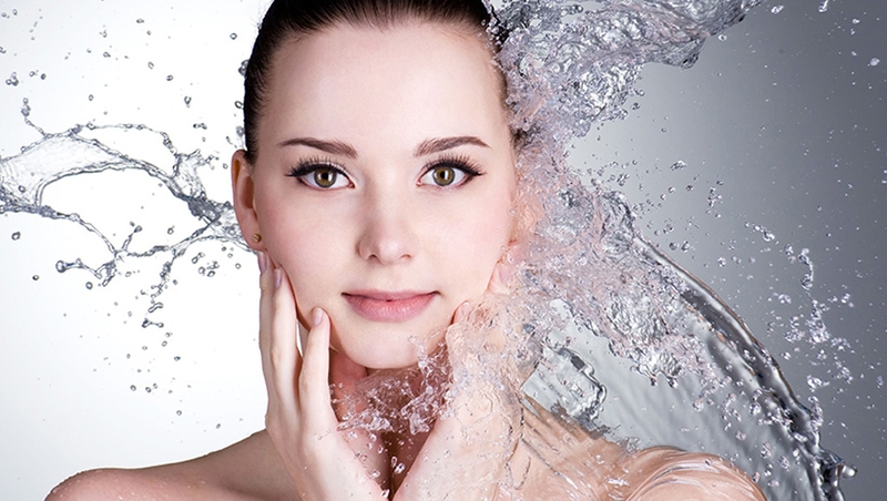 Khi skincare cho da mụn cần tránh việc rửa mặt quá nhiều