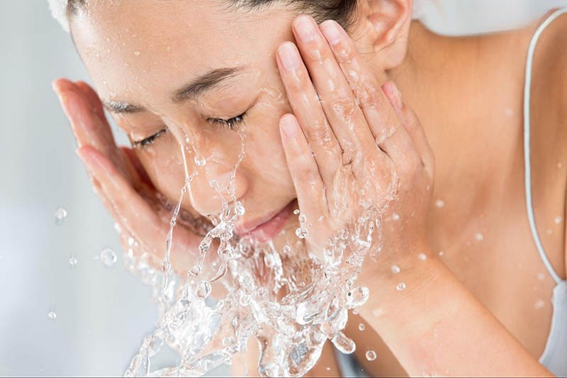 rửa mặt nhiều khiến da dễ đổ dầu