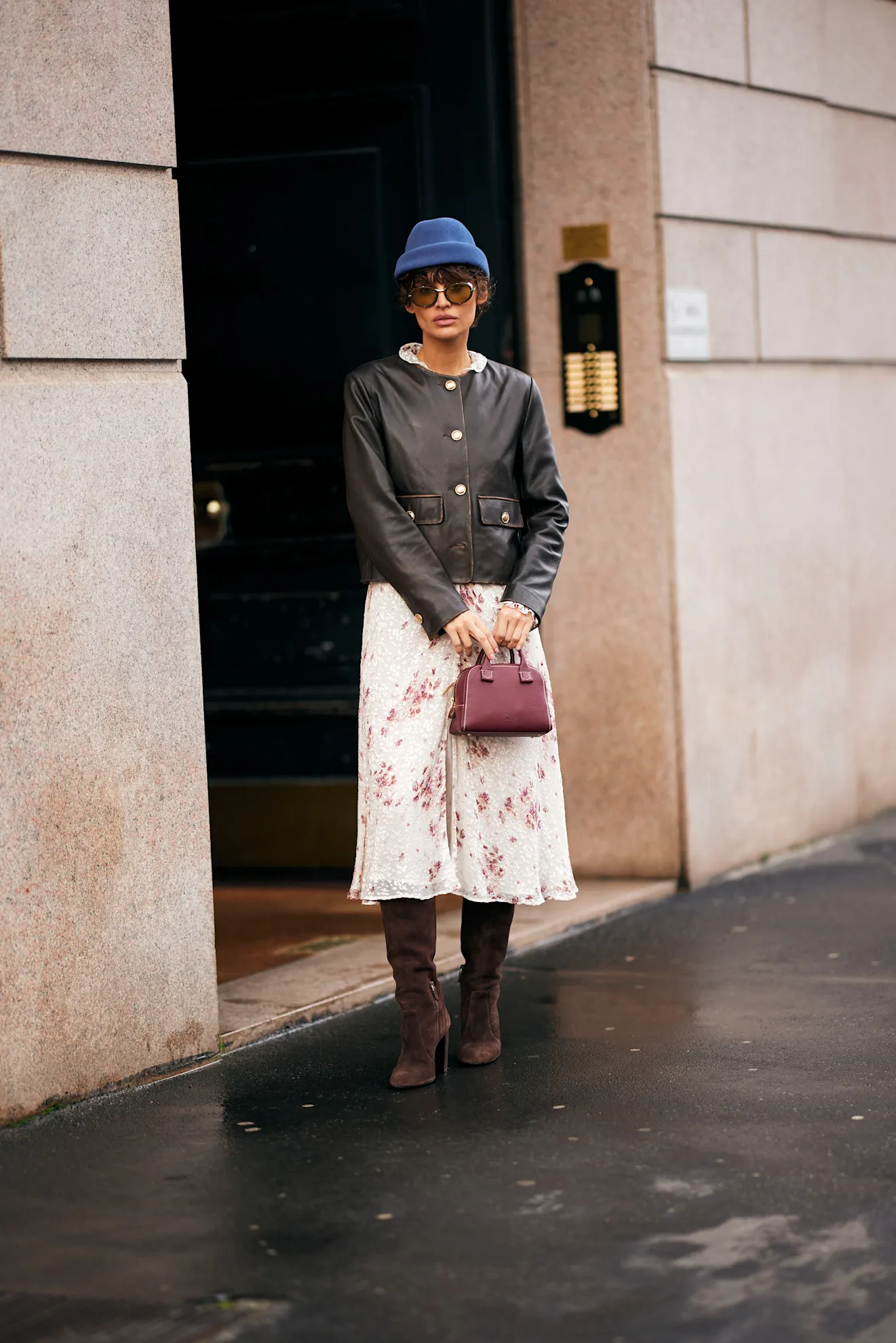 Outfit street style Milan mùa Thu với bốt nâu và chân váy satin họa tiết hoa