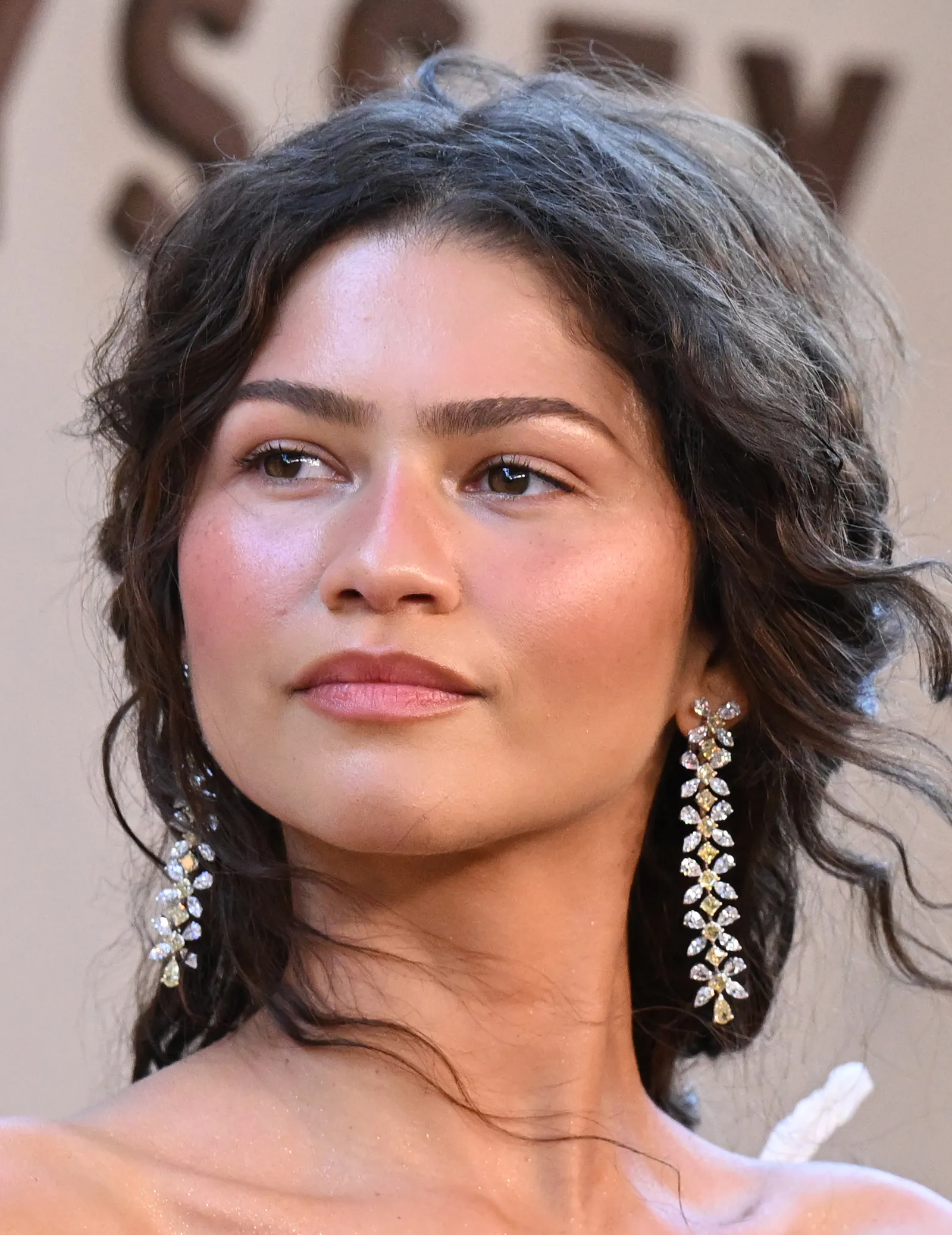 Cận cảnh lớp trang điểm trong veo của Zendaya trên thảm đỏ The Odyssey