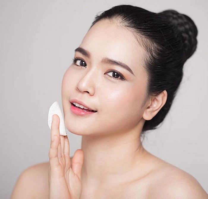 Sử dụng nước hoa hồng giúp cân bằng pH cho da