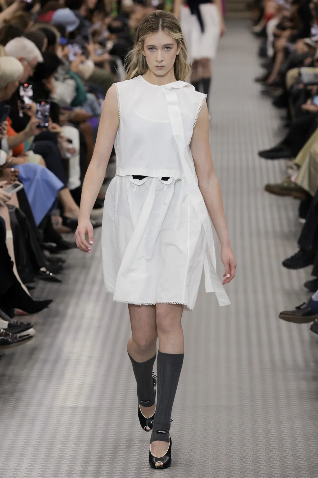 Sunday Rose Kidman Urban trình diễn trên sàn diễn Miu Miu