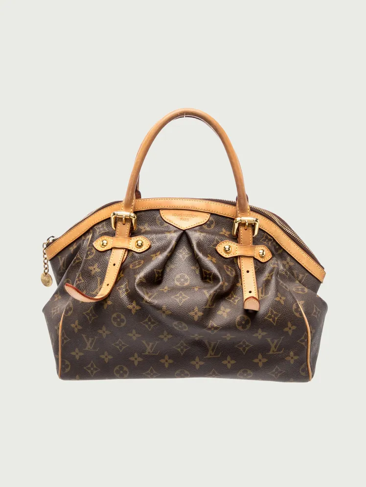 Túi xách monogram là một điểm nhấn quen thuộc của tuscan mom aesthetic