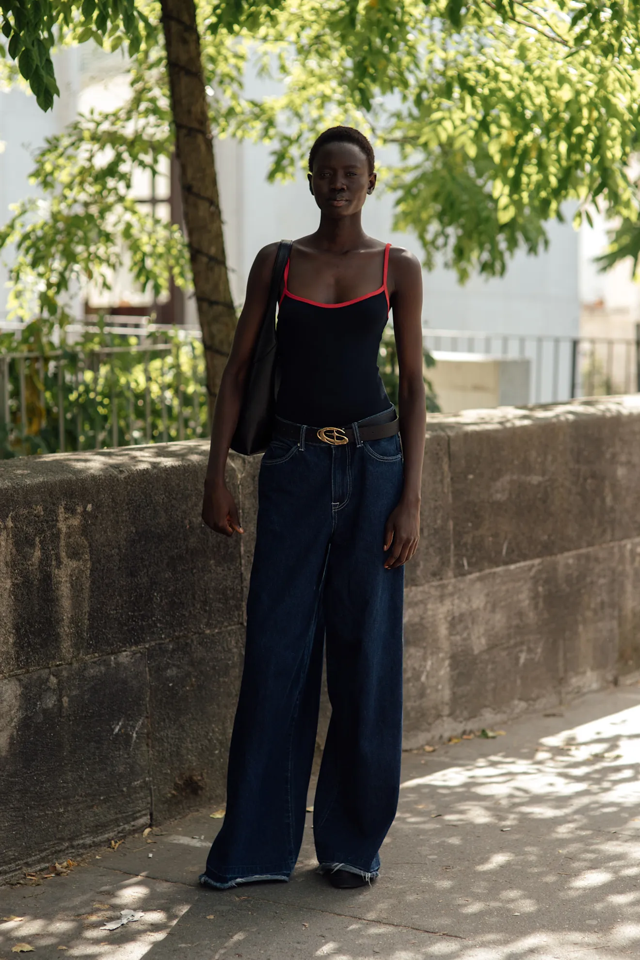 Jeans và phụ kiện tối giản — street style Paris 2026