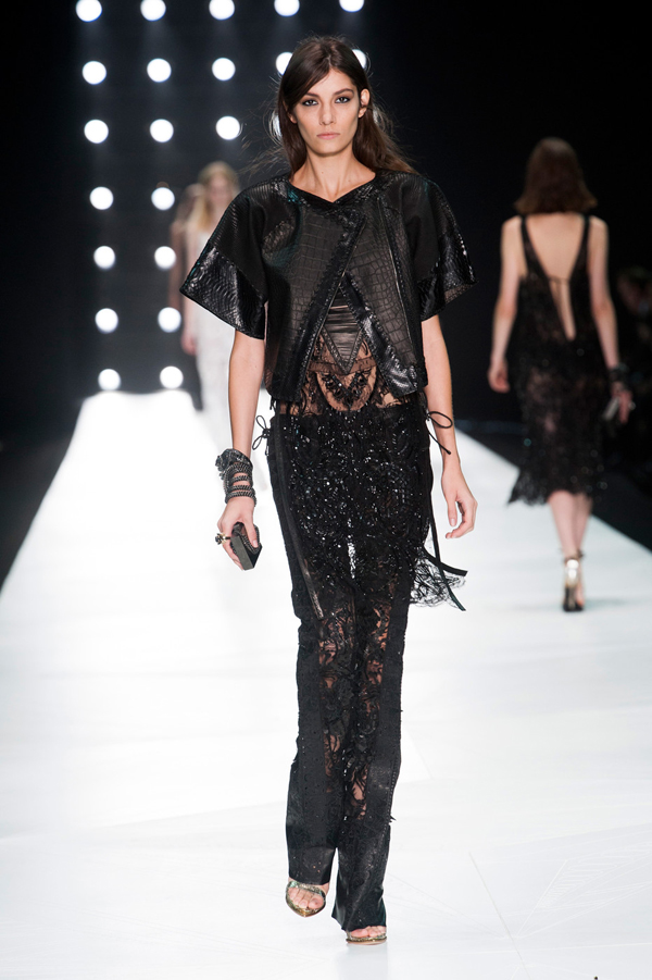 Roberto Cavalli — print phức tạp trên nền sheer tạo ảo giác che phủ hiệu quả
