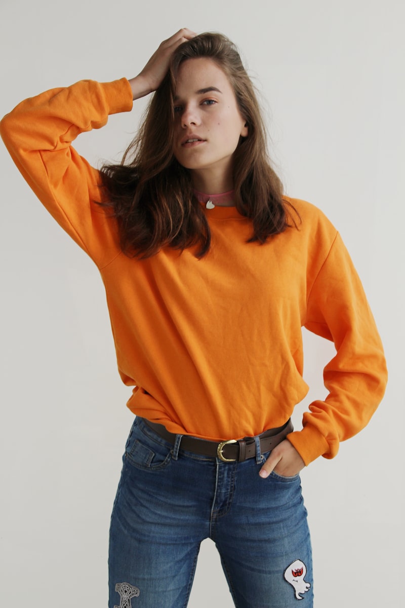 Layer áo cổ tròn với áo thun longline