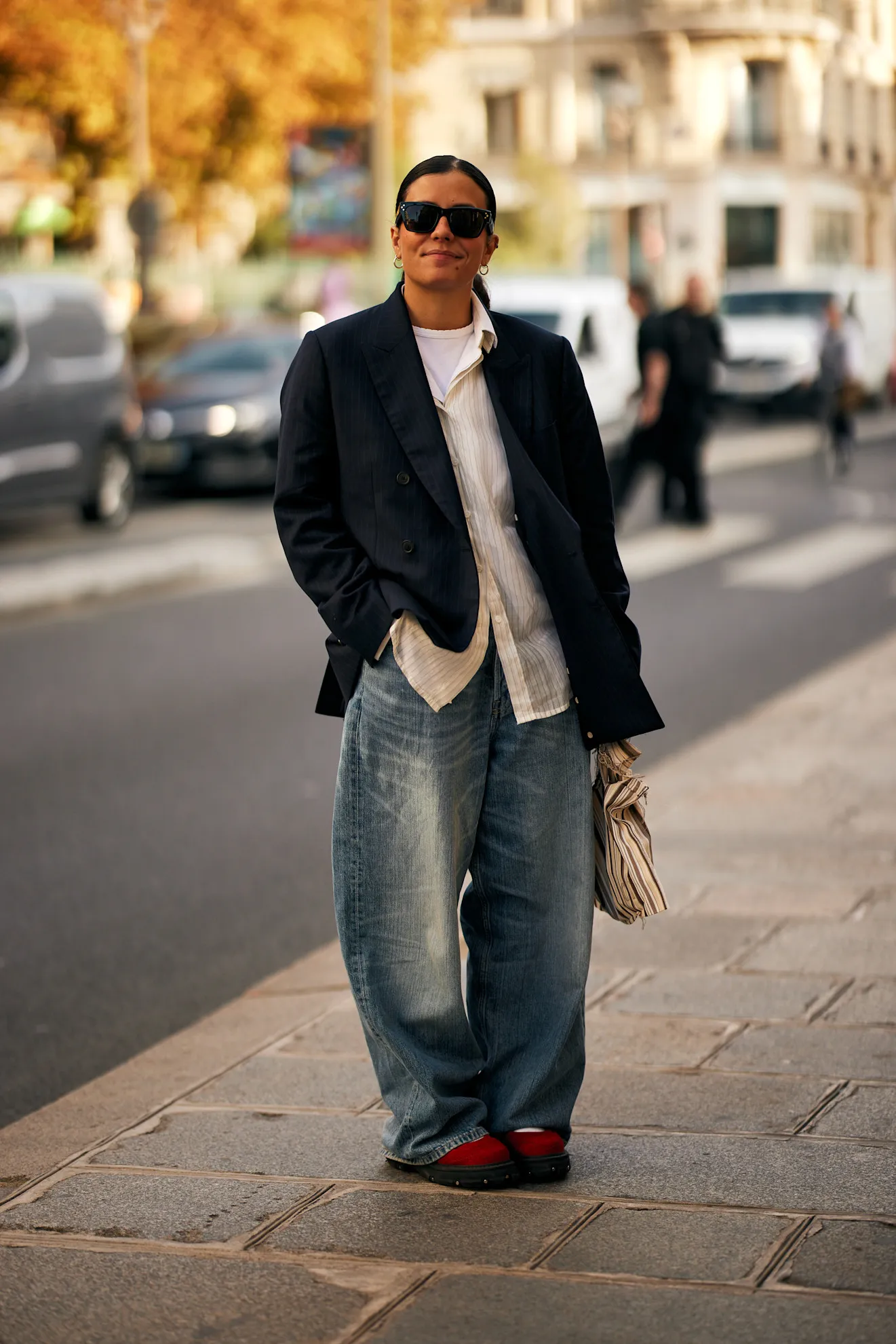 Áo blazer phom rộng phối cùng quần baggy jeans cạp trễ trên đường phố mùa đông