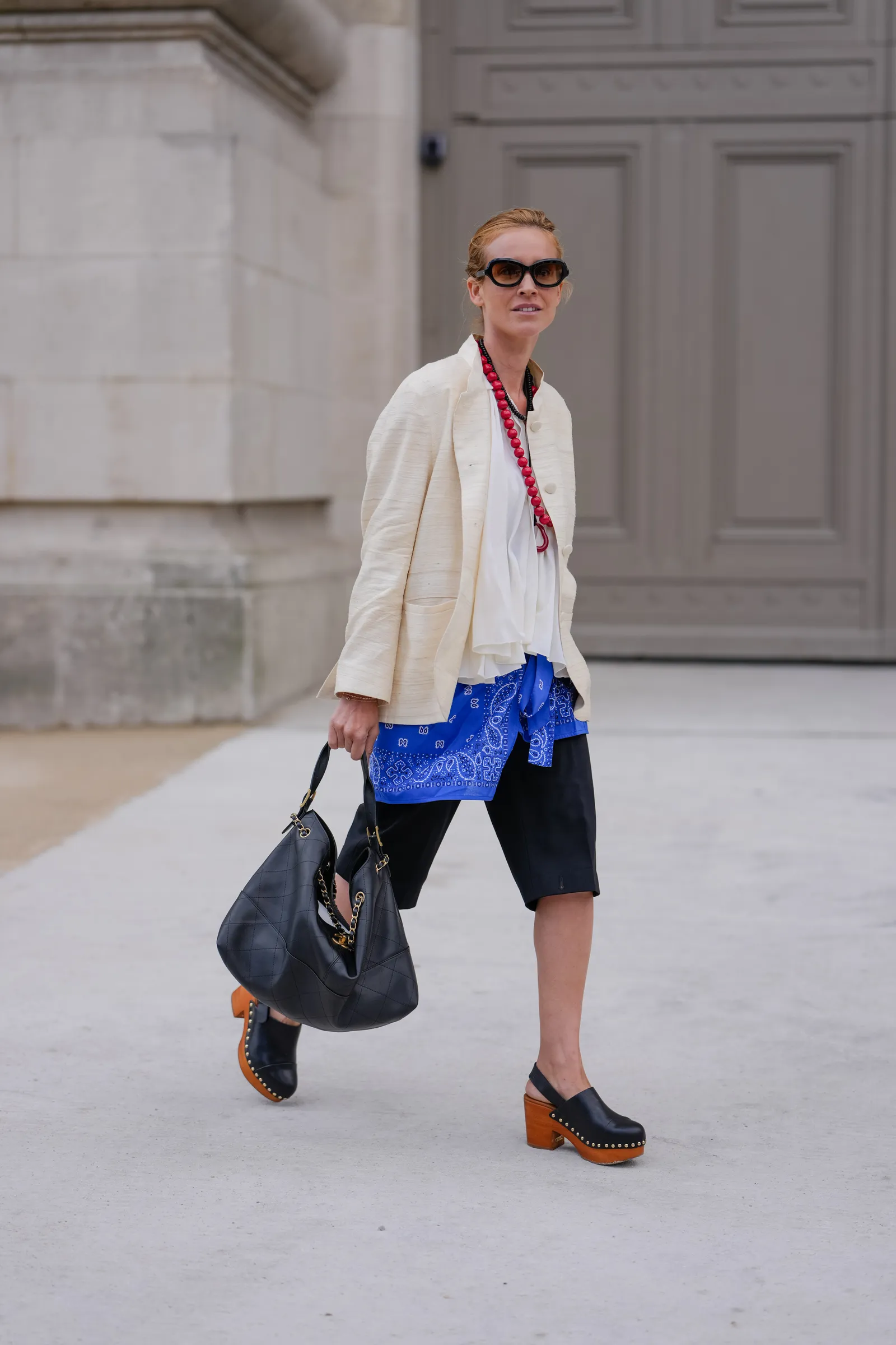 Phụ kiện chủ đạo có thể làm outfit cơ bản trông sắc sảo hơn