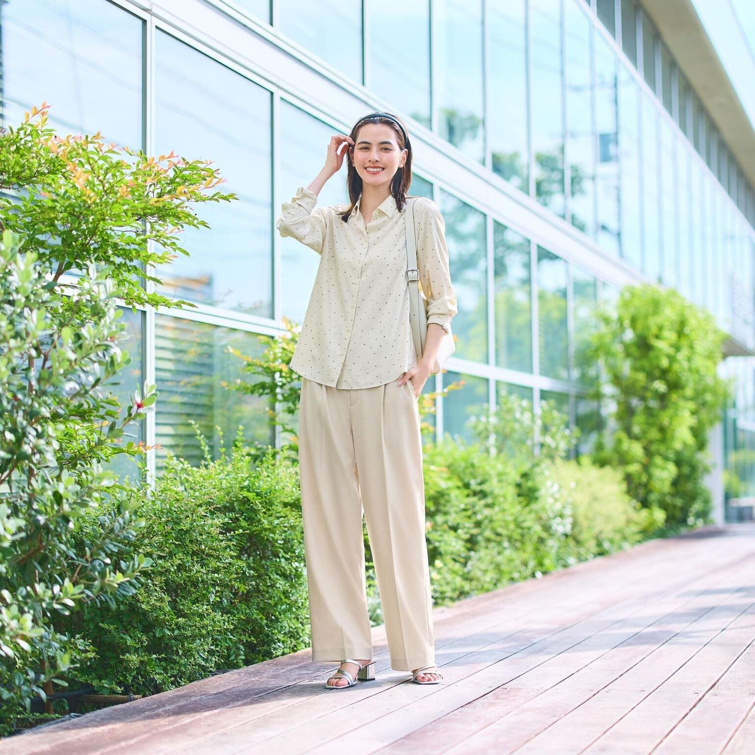 Cách phối đồ nữ đẹp với áo kiểu vải rayon và quần xếp ly ống rộng phong cách thanh lịch