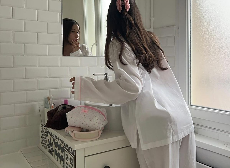 Tẩy trang giúp làm mềm và loại bỏ lớp bám trên da