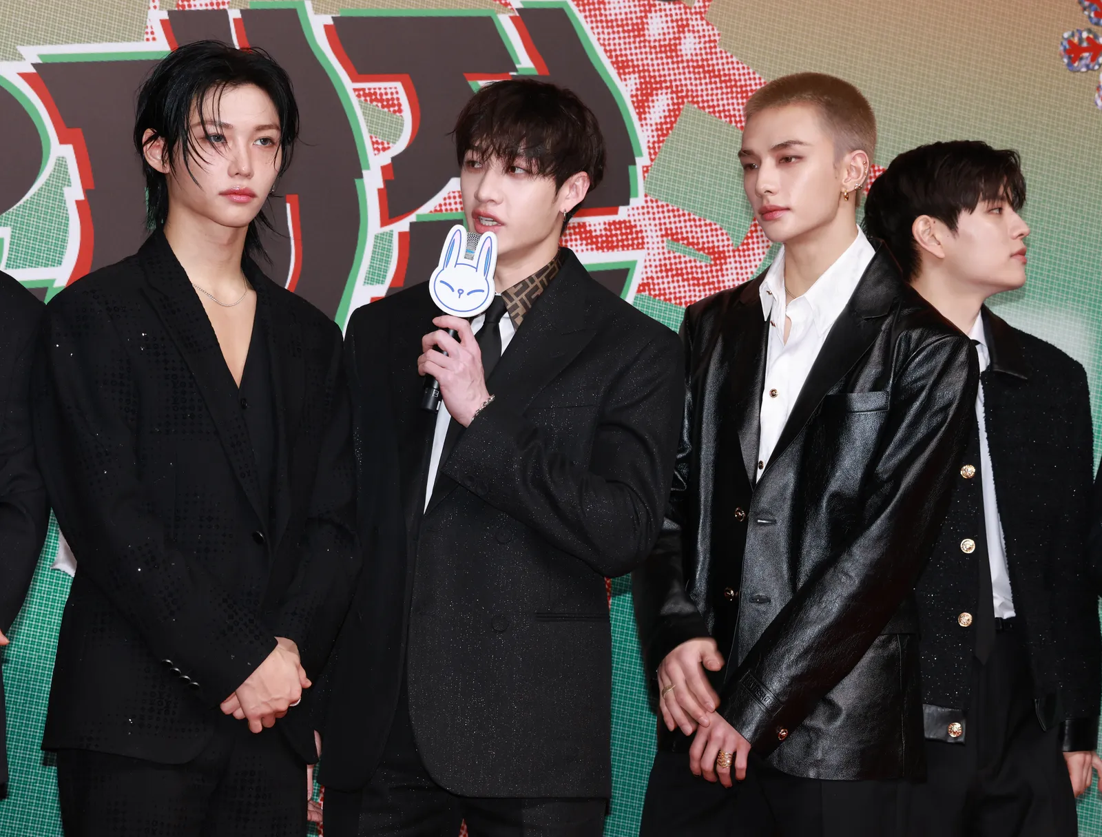 Felix trong trang phục vest không áo trên thảm đỏ Stray Kids