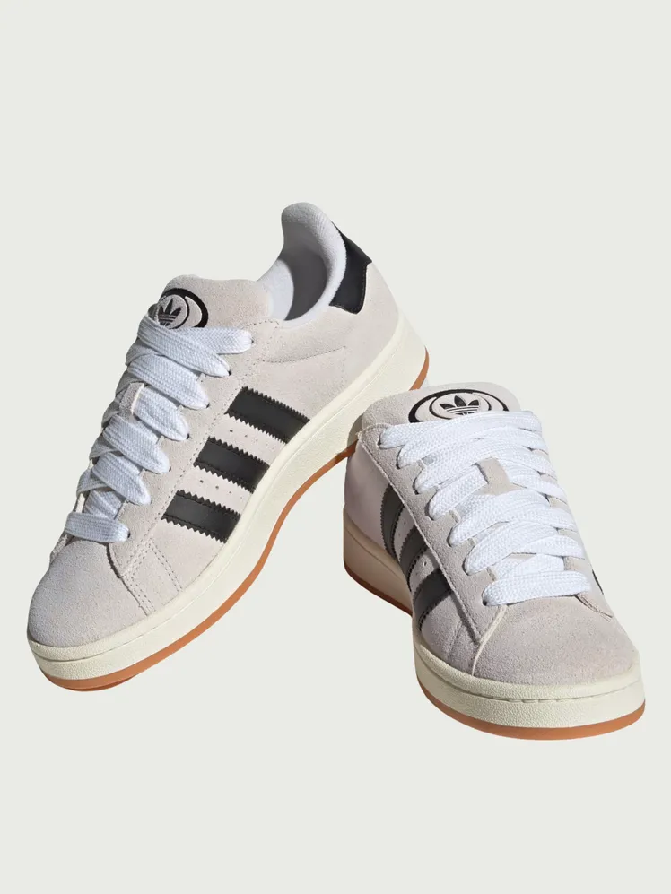 Sneaker dáng đường phố và học đường