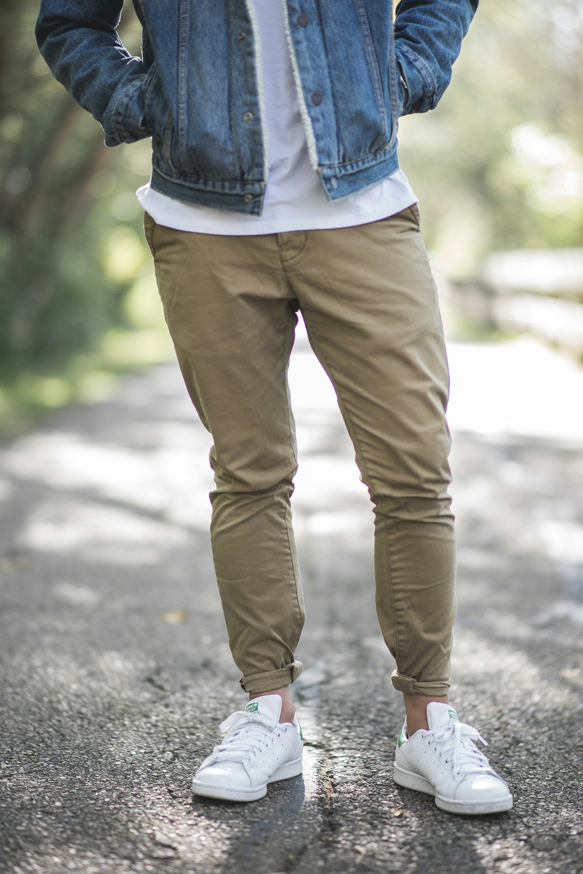 Quần chinos và giày sneaker smart casual