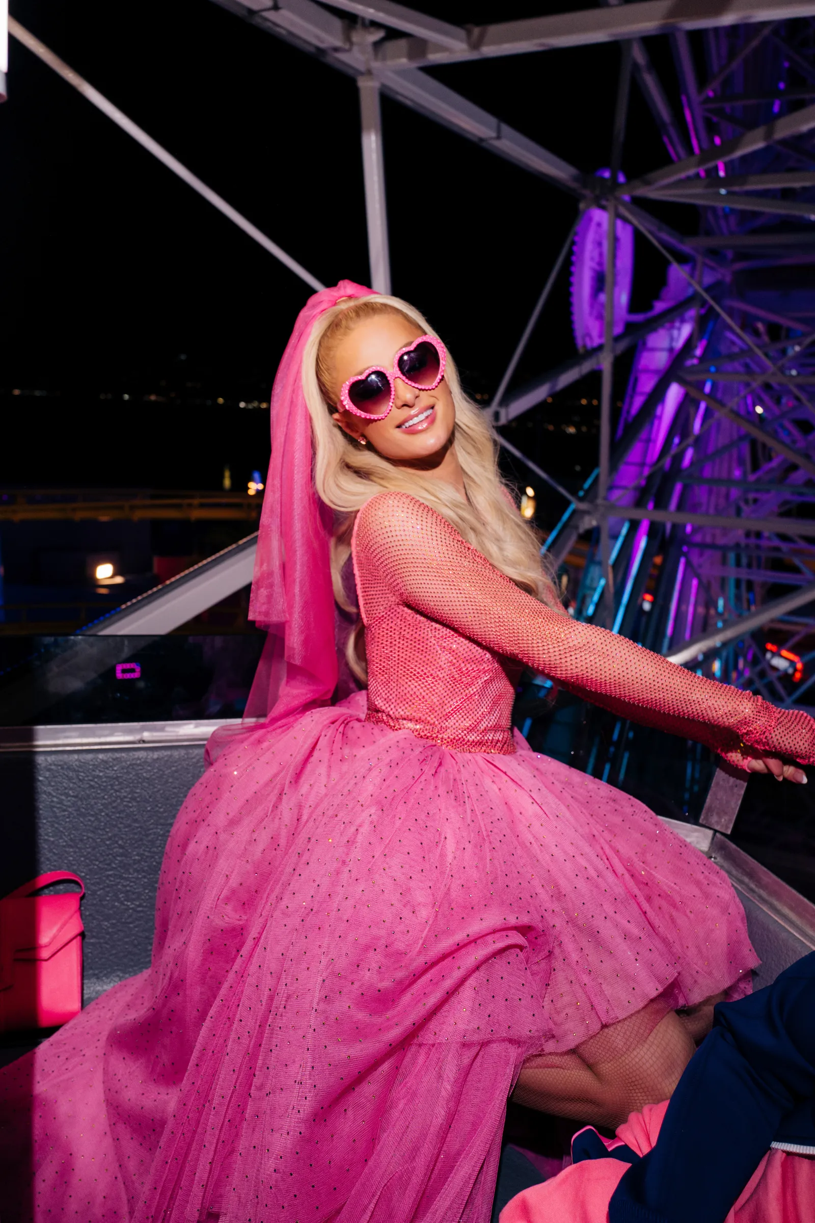 Paris Hilton rạng rỡ trong chiếc váy hậu đám cưới