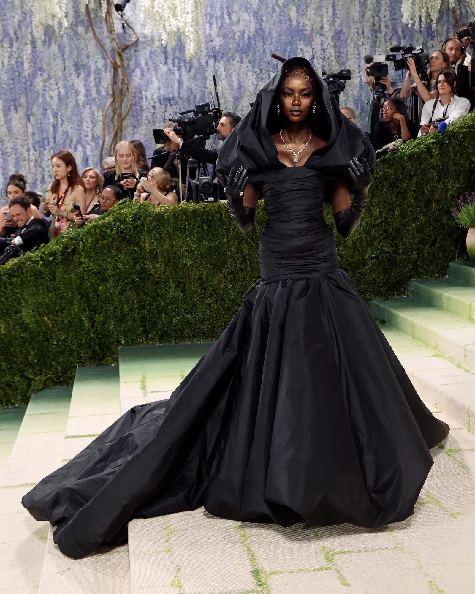 Bộ cánh của Anok Yai tại Met Gala 2026, nổi bật nhờ đường nét mạnh và hiệu ứng thị giác rất rõ
