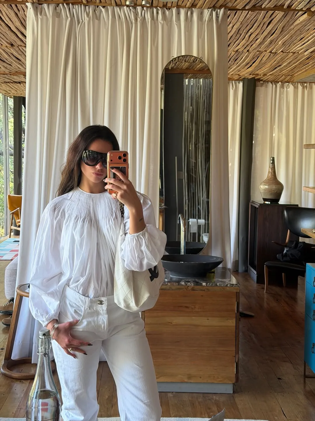 Dua Lipa với trang phục trắng mùa xuân