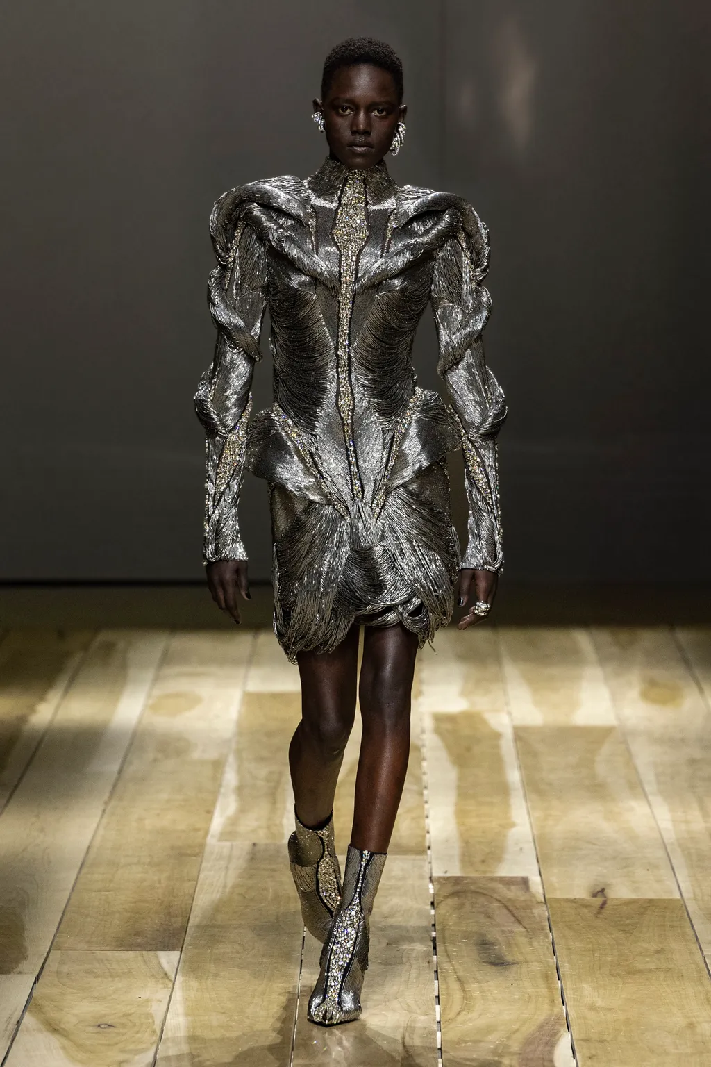 Alexander McQueen 2026 với tinh thần u tối