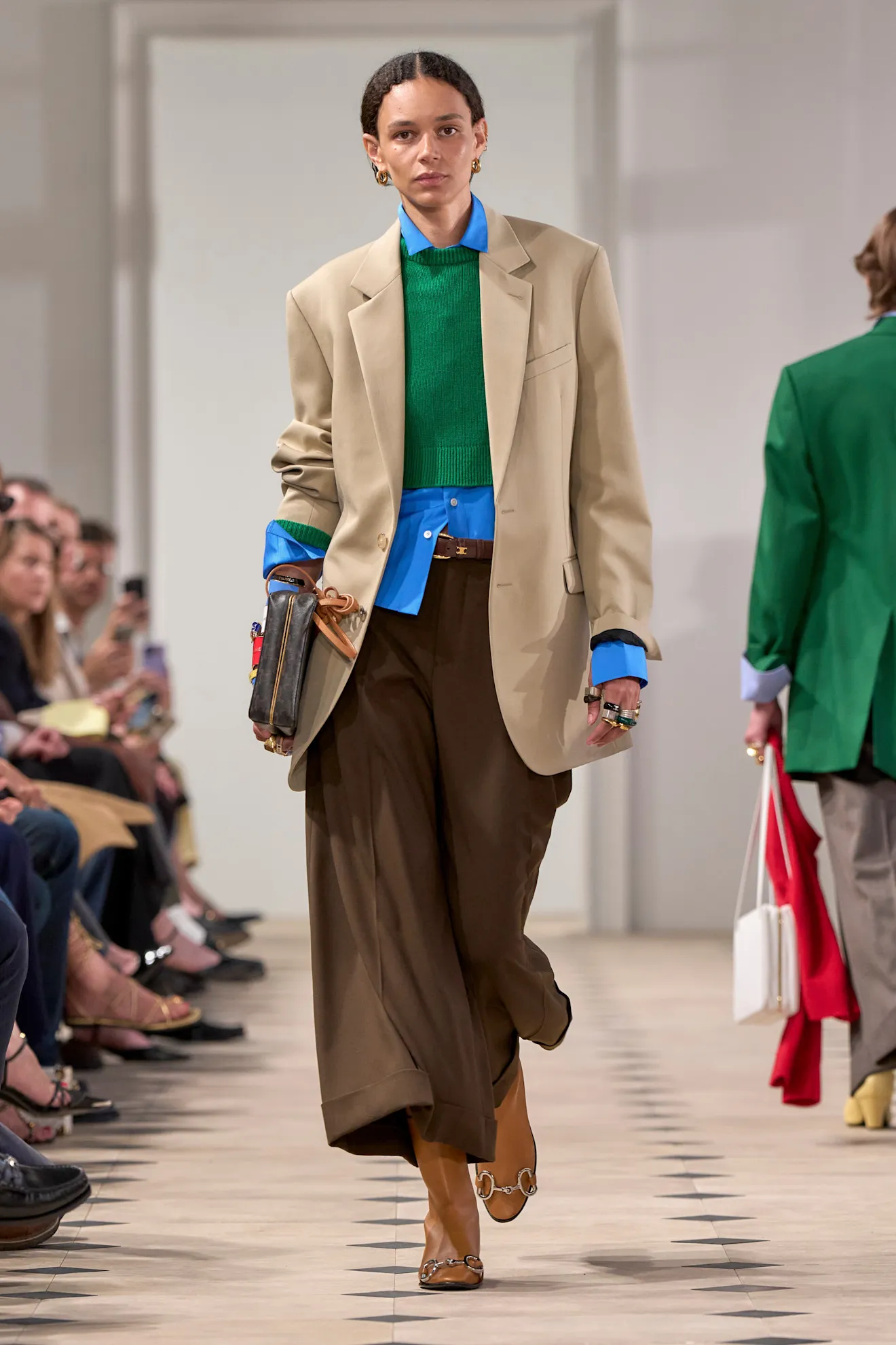 Áo khoác blazer màu nâu nhạt phối cùng sơ mi và phụ kiện cá tính