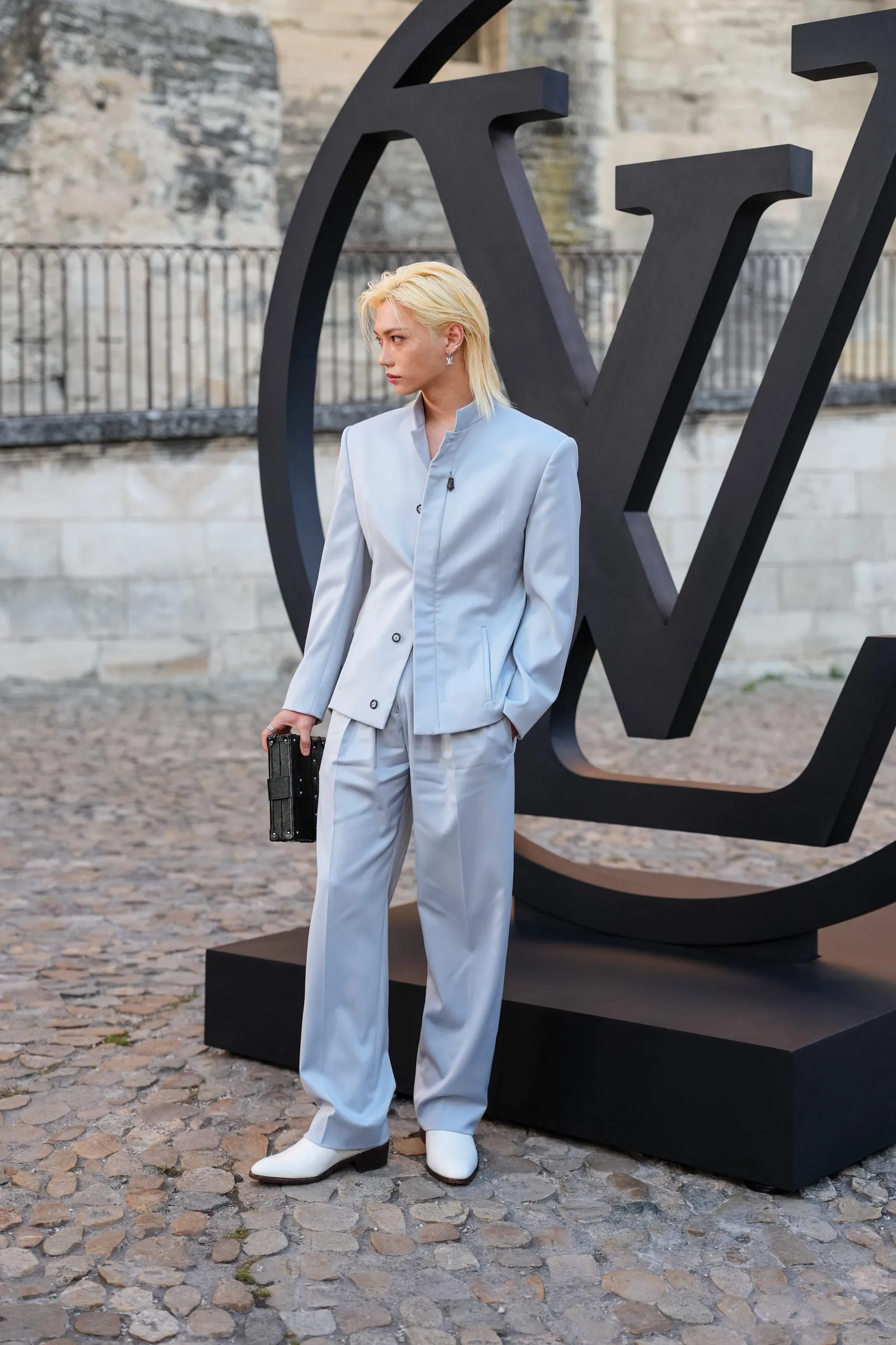 Felix diện bộ suit xanh pastel với tinh thần thanh lịch, hiện đại