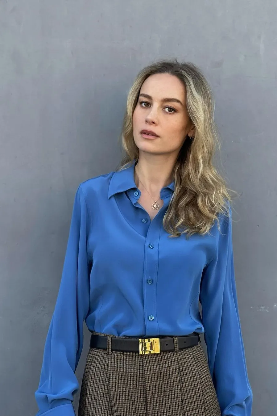 Brie Larson trong trang phục tối giản gợi ý cách xây tủ đồ công sở