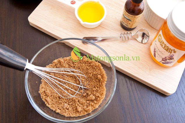 Massage tẩy da chết bằng mật ong rượu