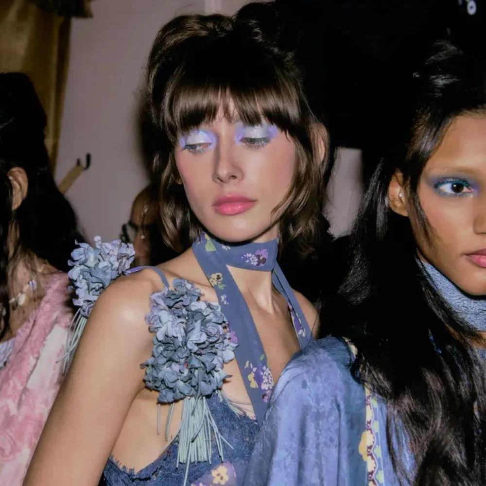 Trang điểm mắt pastel loang màu Soft Strokes, xu hướng làm đẹp mơ màng từ sàn diễn New York Fashion Week SS2026