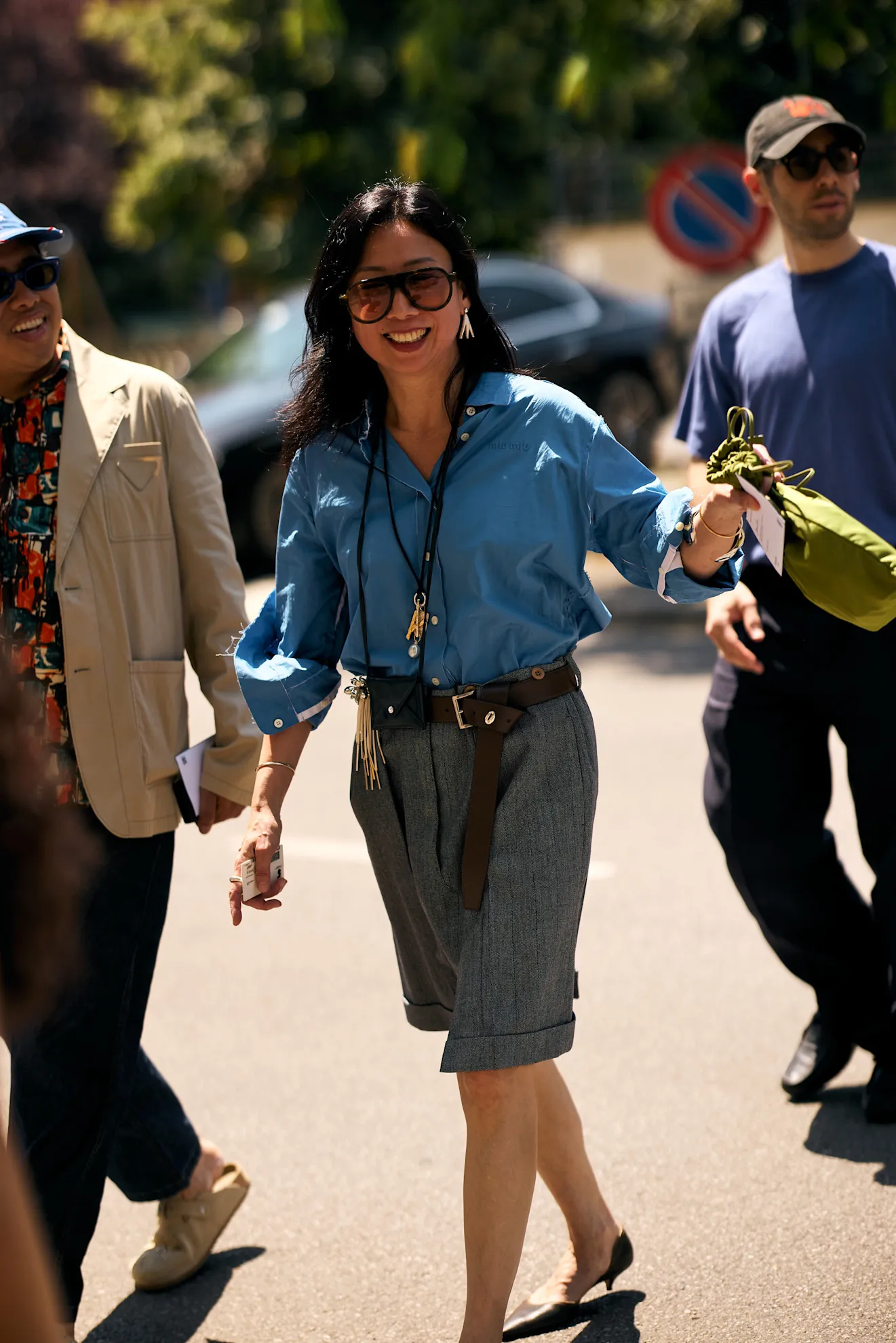 Street style Milan với Oxford shirt và linen bermuda shorts