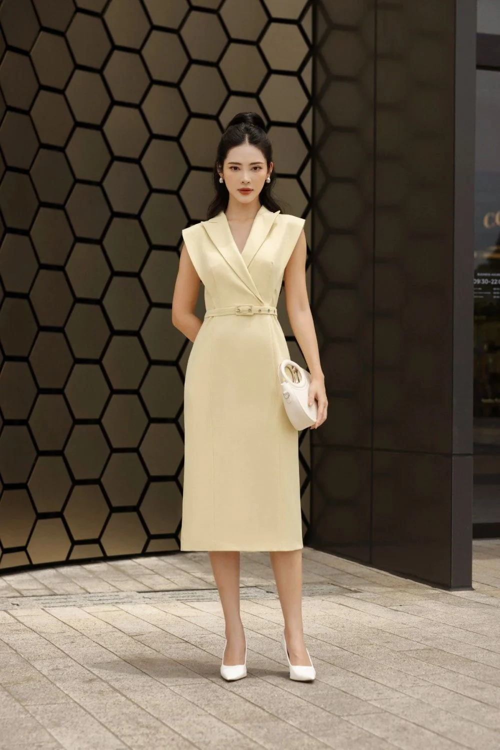 Trang phục phù hợp với quy định công ty và vị trí công việc