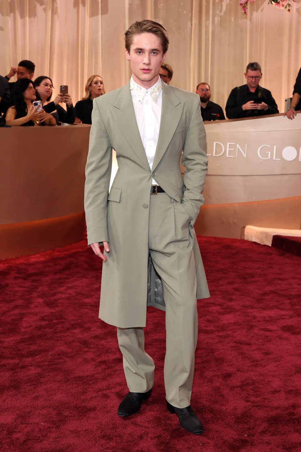 Ollie Muhl trên thảm đỏ Golden Globes 2026
