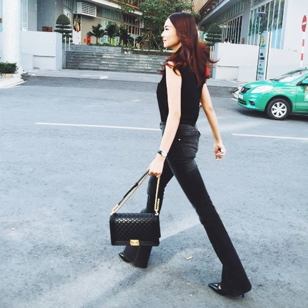 Phối đồ đen đơn giản nhưng sang trọng