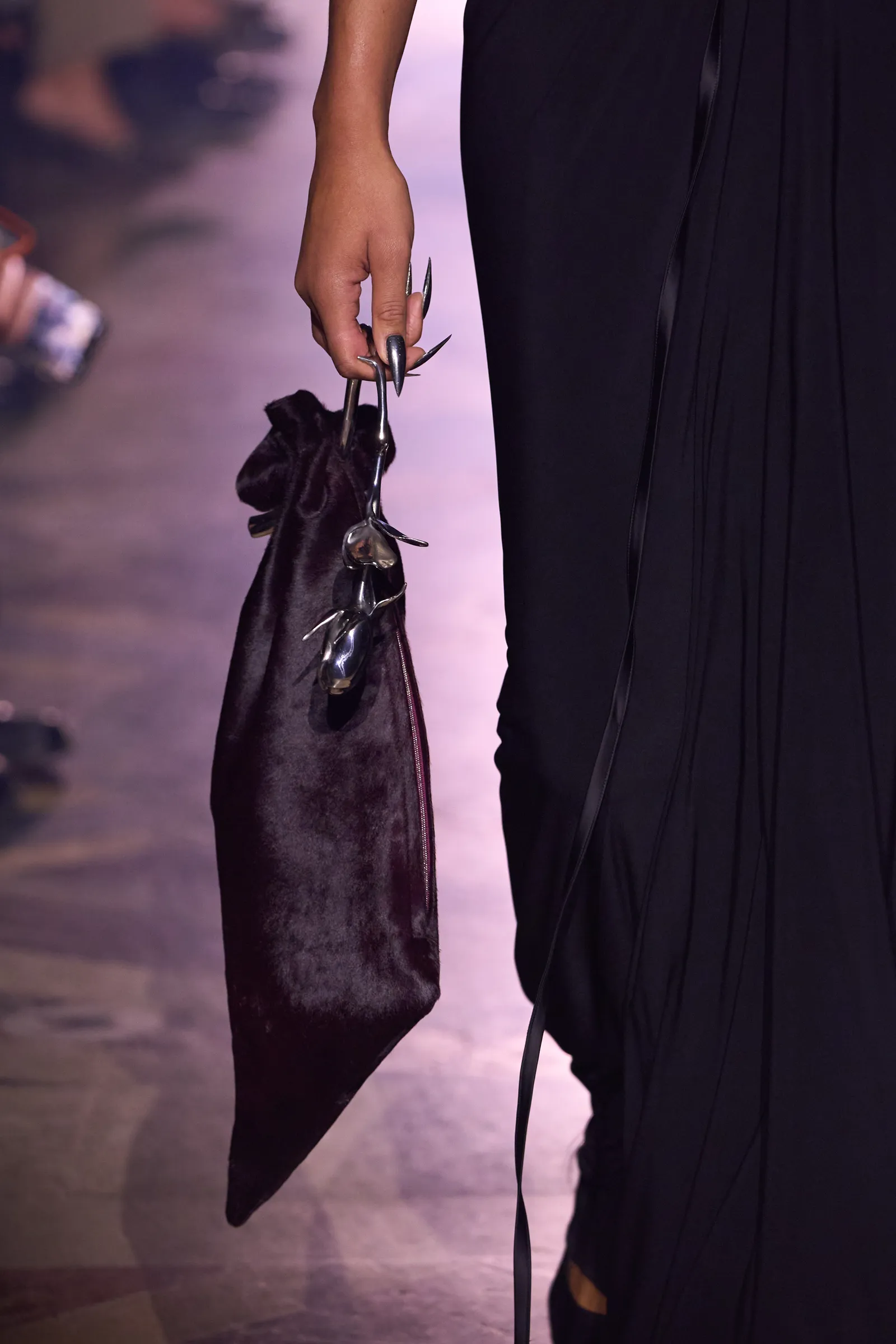 Móng chrome trong show NYFW Spring/Summer 2026