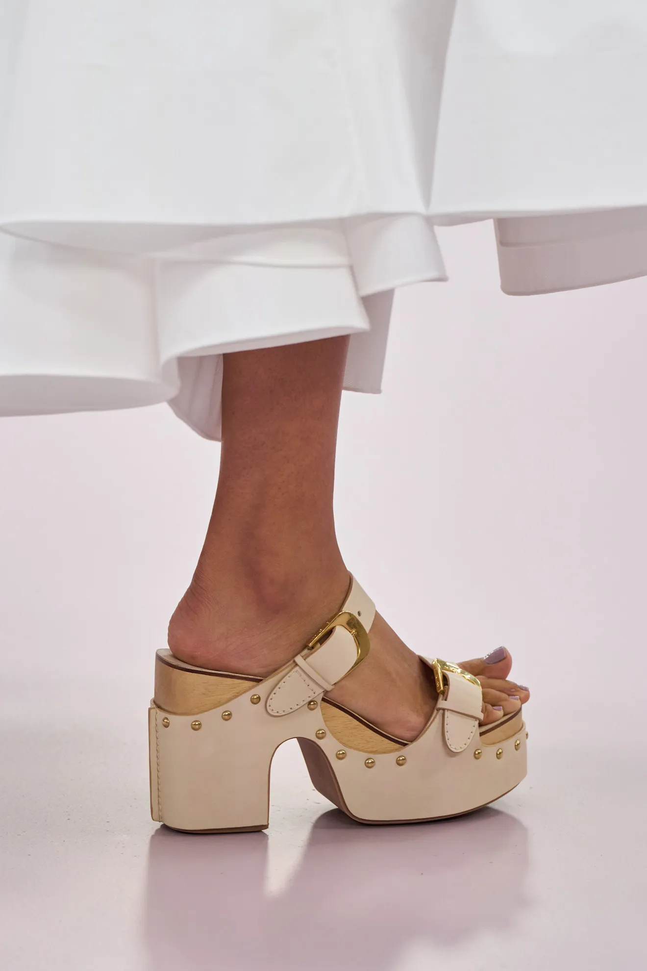 Guốc clog Zimmermann chất liệu da bọc viền đinh tán