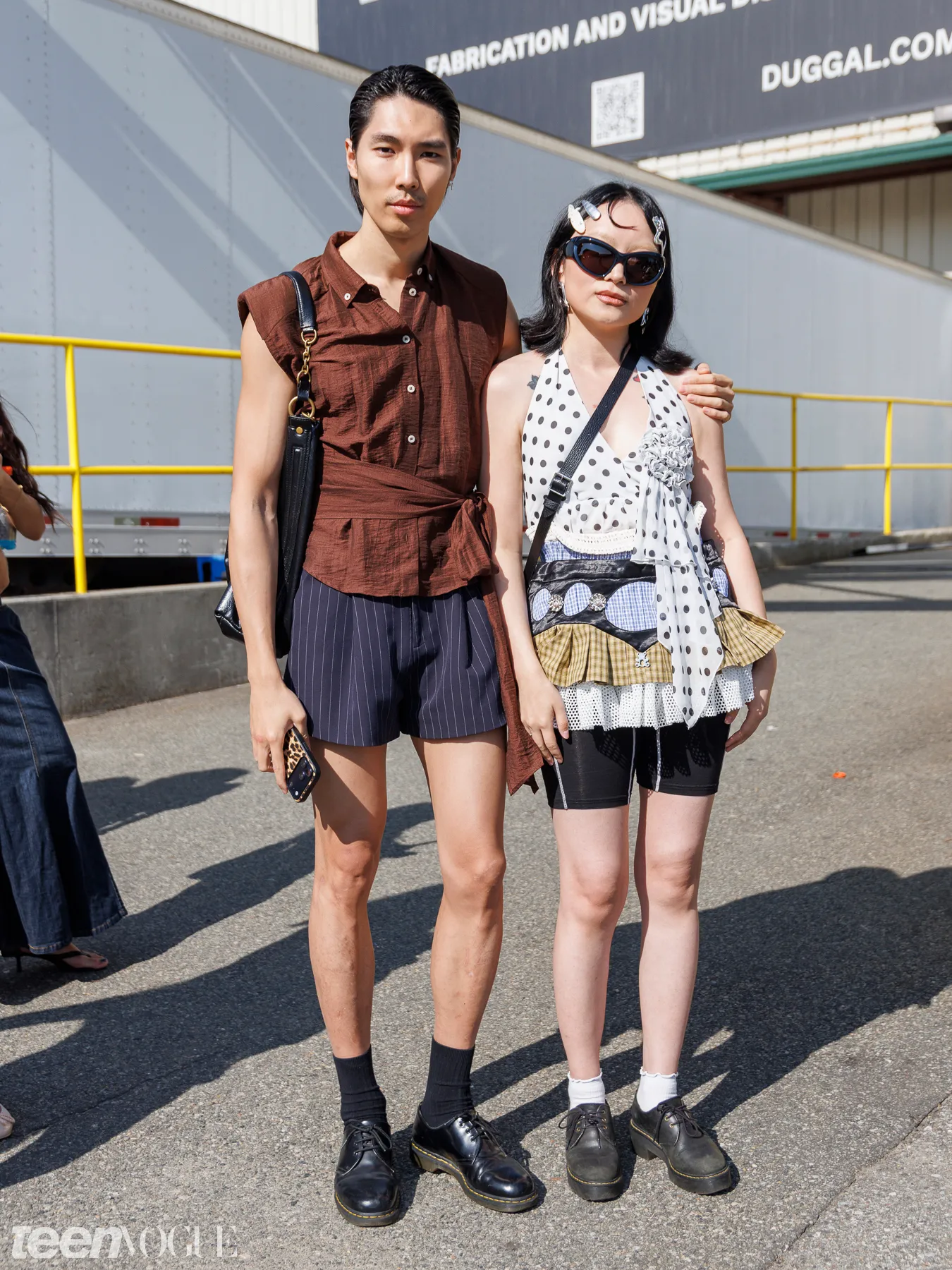 Khách mời Teen Vogue Fest 2026 diện áo blouse và quần shorts