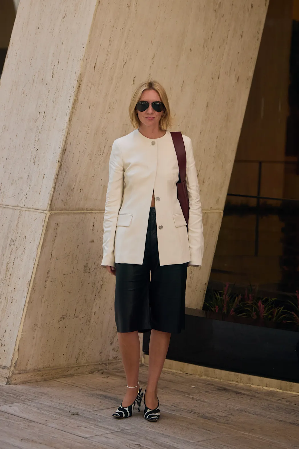 Smart casual mùa hè cần ưu tiên chất liệu thoáng, phom sạch và độ hoàn thiện gọn gàng