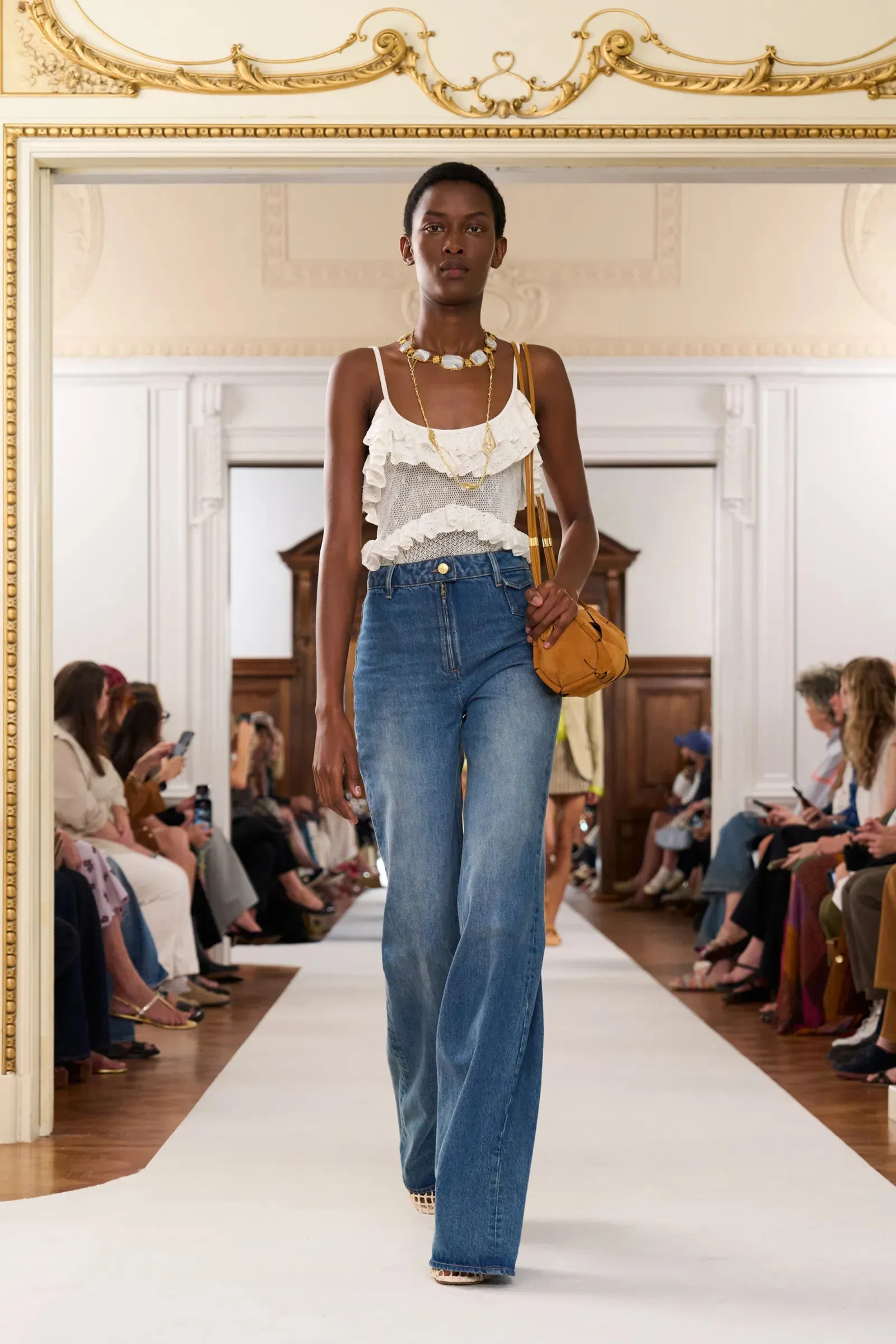 Cách phối áo blouse trắng kết hợp cùng quần jeans ống loe trên sàn diễn Ulla Johnson