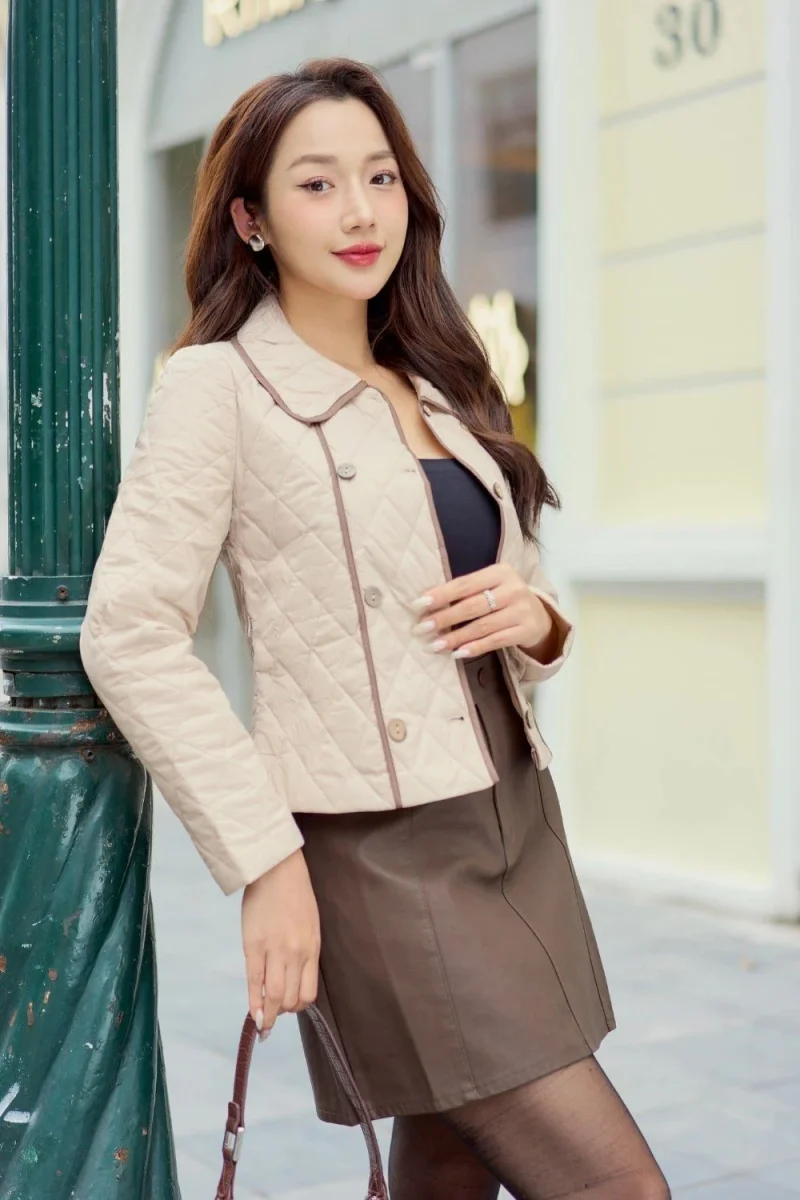 Áo phao dáng ngắn + chân váy da