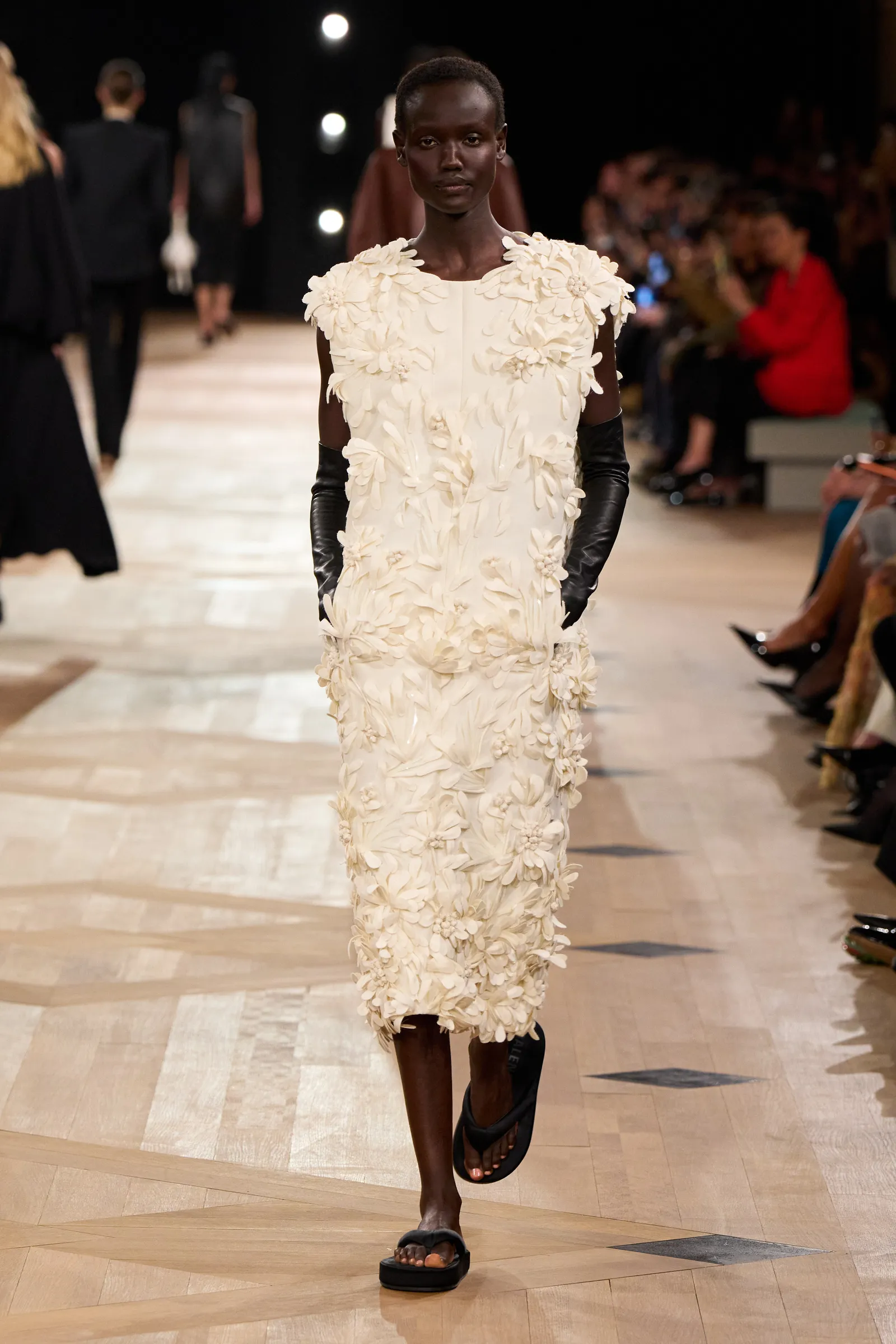 Thiết kế cloud dancer trên sàn diễn Balenciaga Xuân Hè 2026