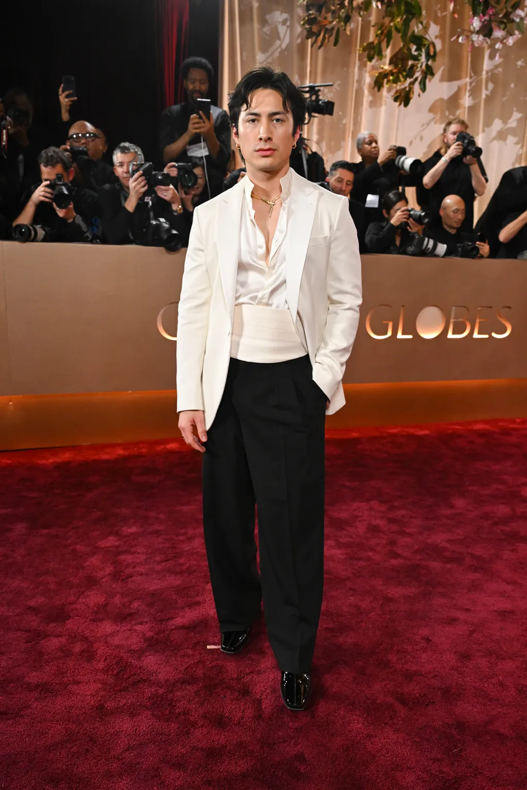 Hudson Williams tại thảm đỏ Golden Globes 2026