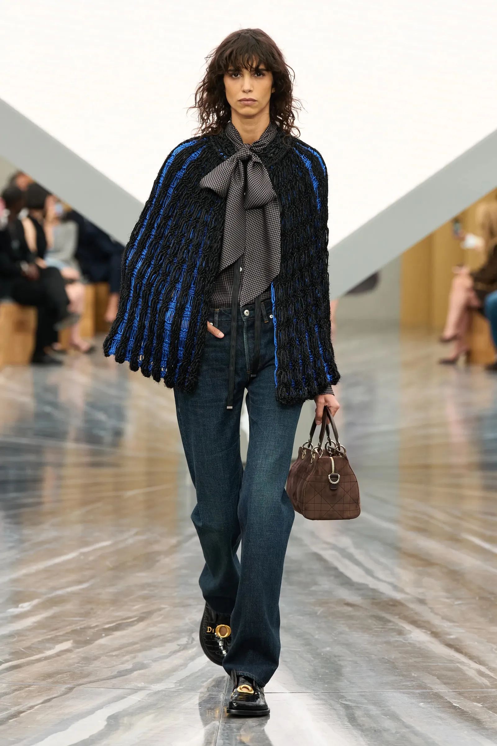 Phong cách áo len và jeans mùa xuân