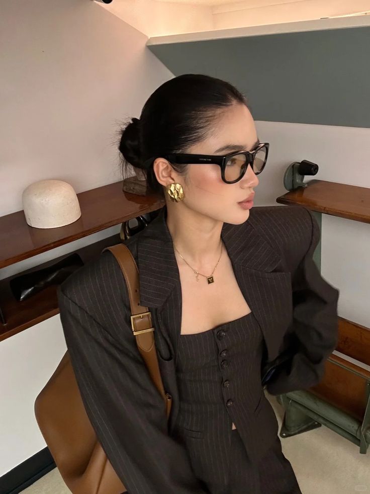 Phụ kiện to bản làm điểm nhấn cho đồ công sở