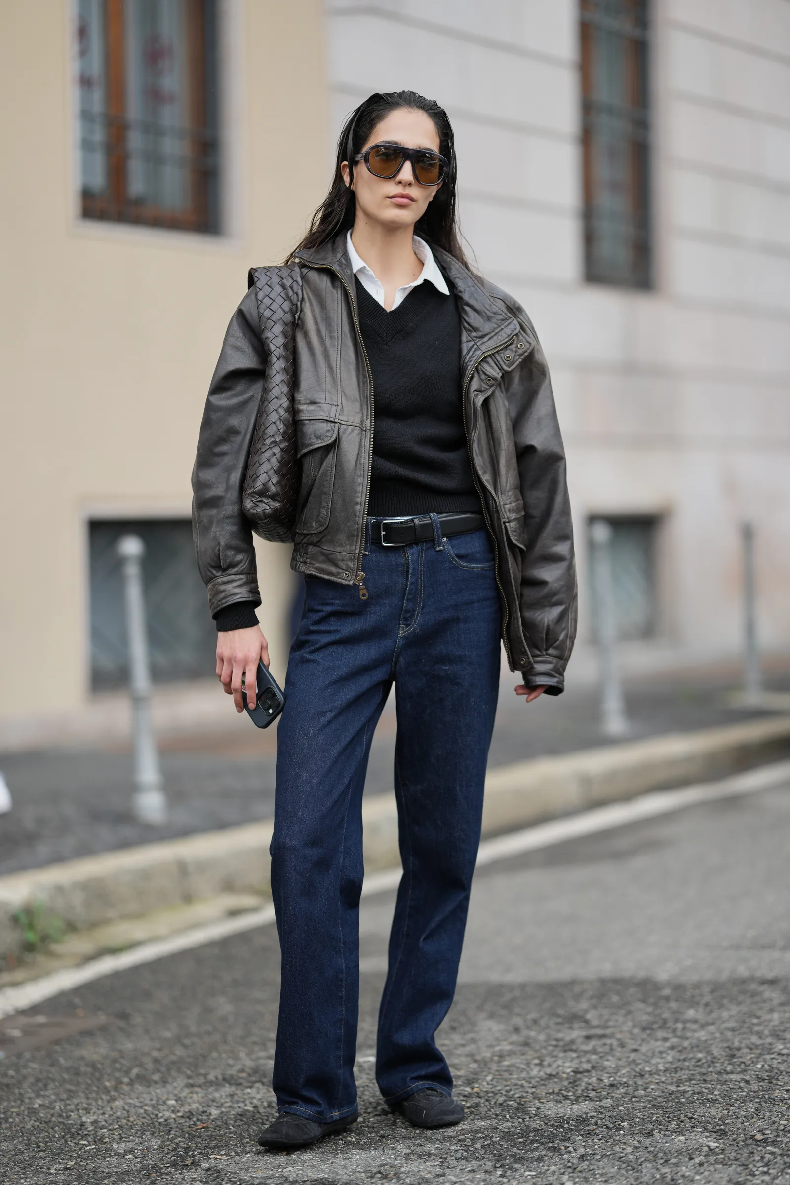 Áo V-neck phối quần jeans theo phong cách mùa đông hiện đại